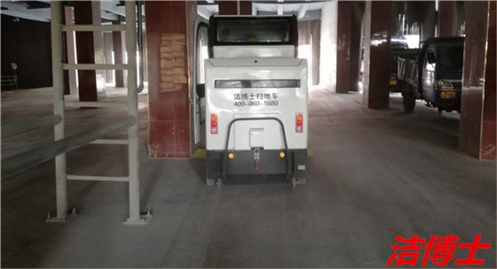 駕駛掃地車(chē)