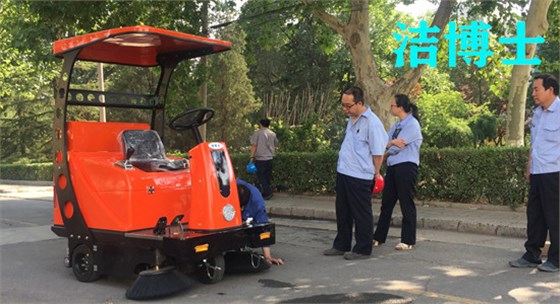 駕駛半封閉掃地車(chē)