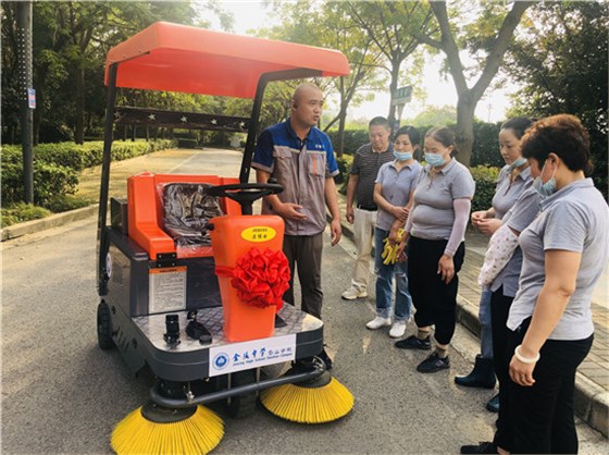 潔博士掃地車(chē)愛(ài)心捐贈