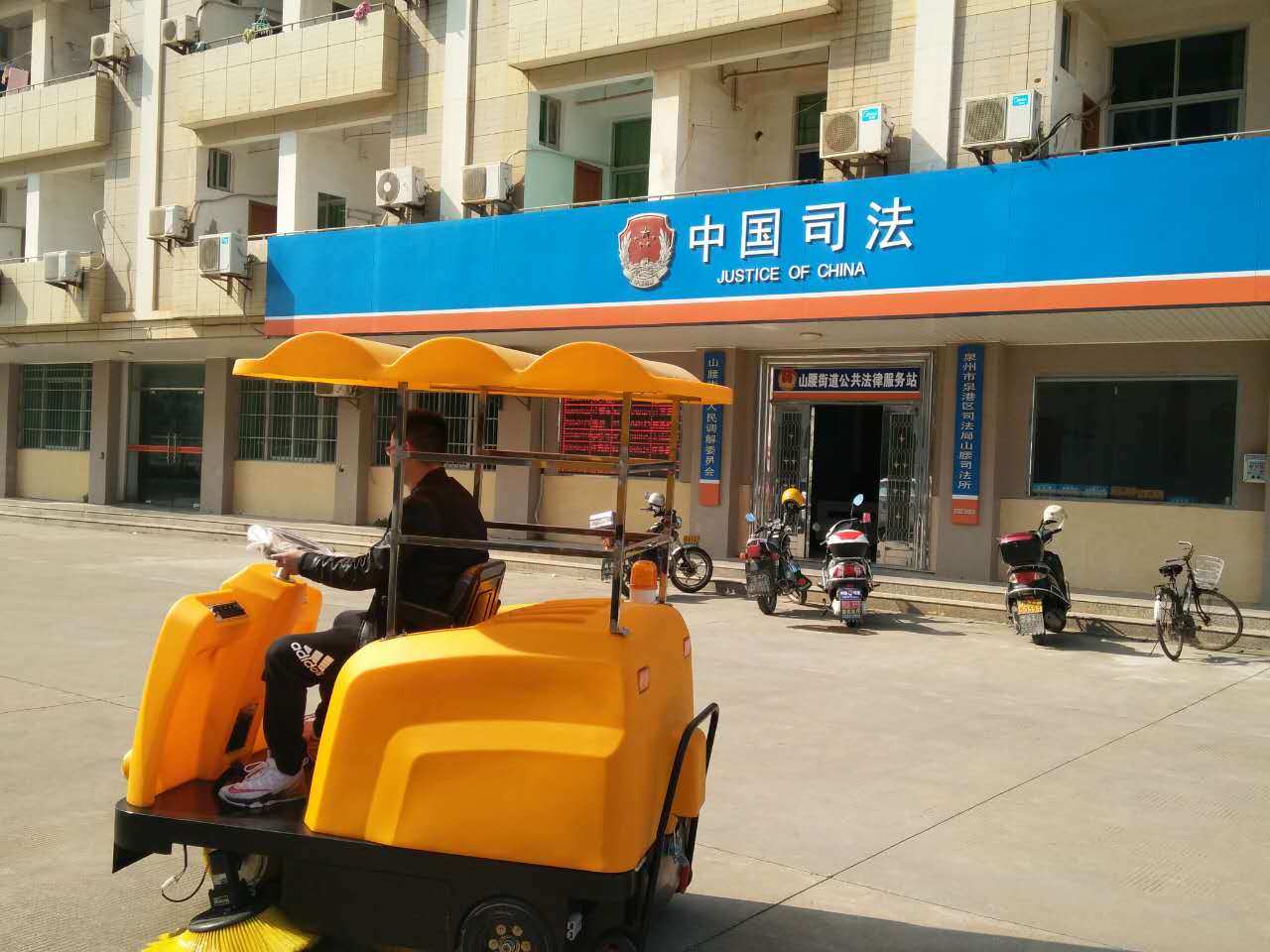 驚！一輛潔博士路面清掃機，惹得員工搶著(zhù)干活？