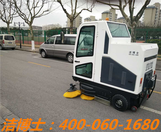 潔博士駕駛掃地車(chē)客戶(hù)案例—復旦大學(xué)
