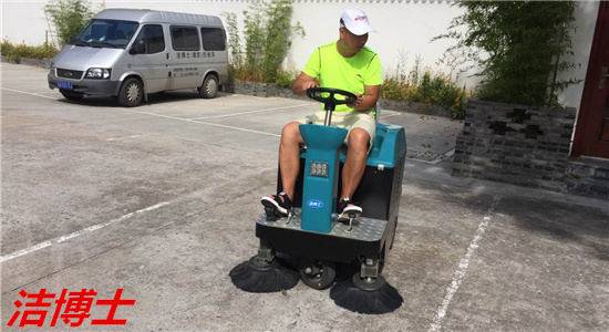 小型掃地車(chē)