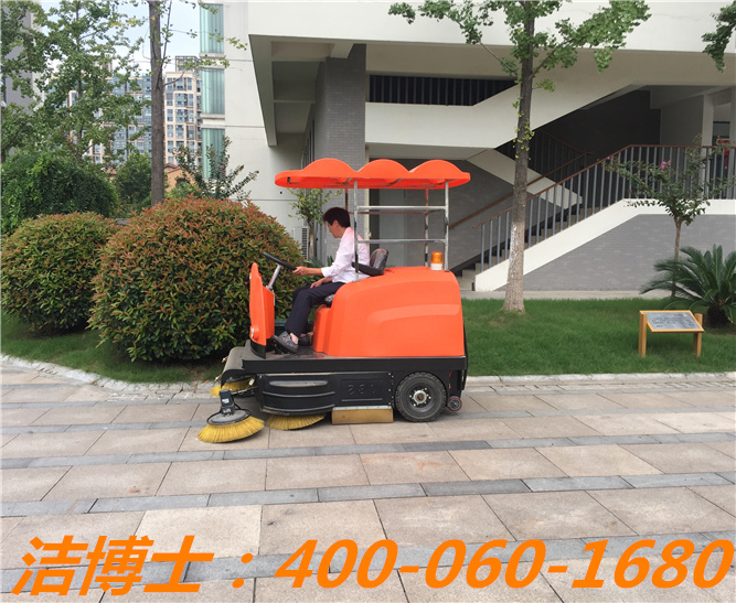 潔博士駕駛掃地車(chē)用戶(hù)案例—河南牧業(yè)經(jīng)濟學(xué)院