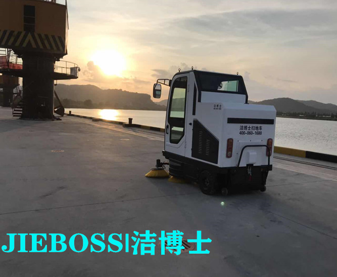 鄂爾多斯烏蘭煤碳集團---全封閉掃地車(chē)