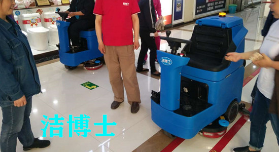 駕駛洗地車(chē)